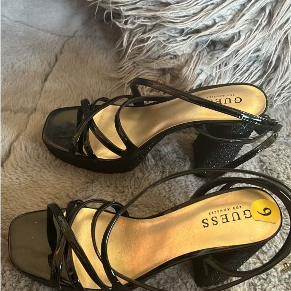 Beautiful guess pumps